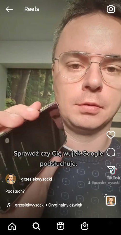 Mezczyzna Prezentujacy Funkcje Asystenta Google Na Instagram Reels