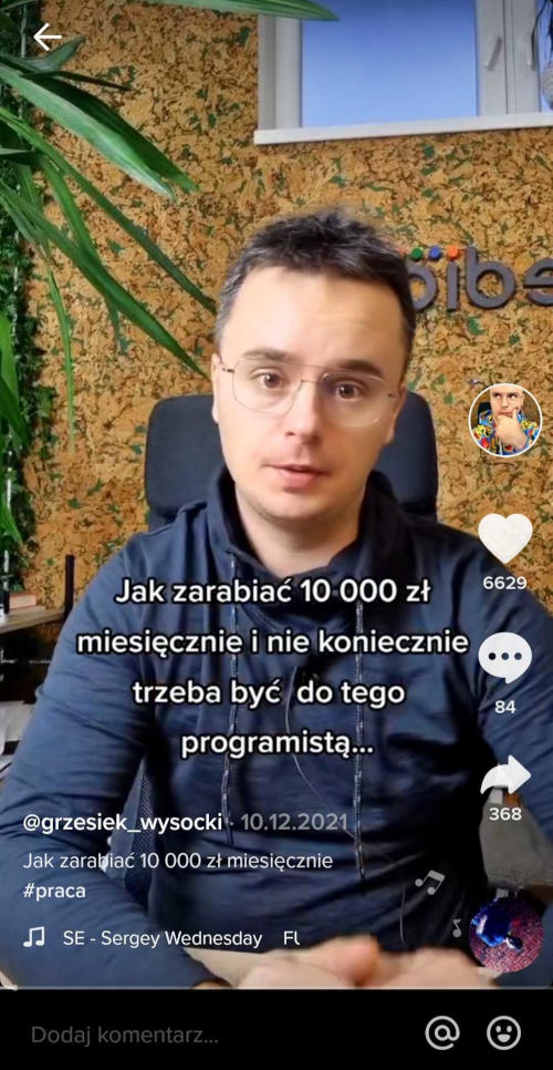 Tiktoker Prezentujacy Informacje Na Tiktoku